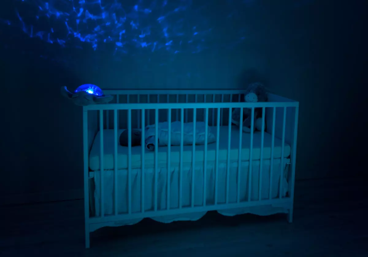 Bebis-sover-i-mörkt-rum