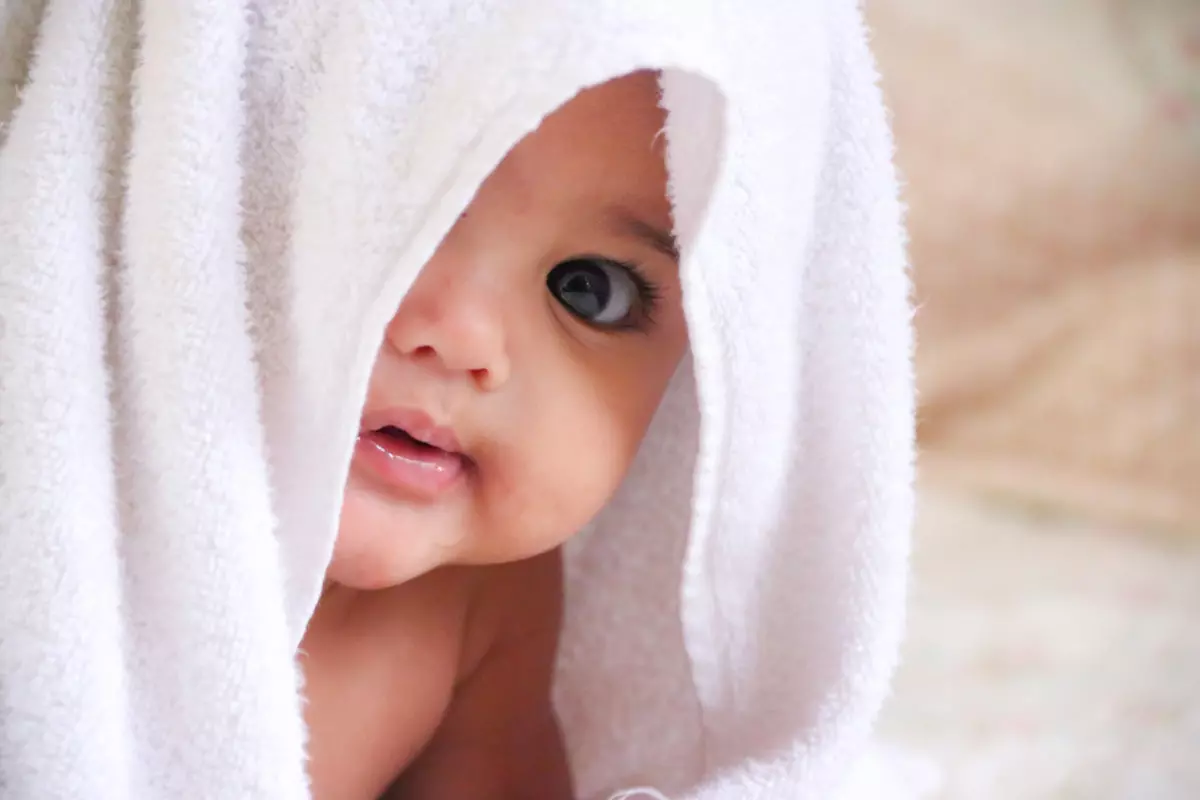 Bebis-med-handduk-på-huvudet