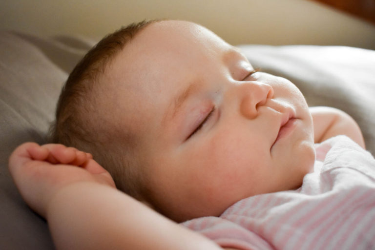 När kan bebis sova på mage: Här är svaret