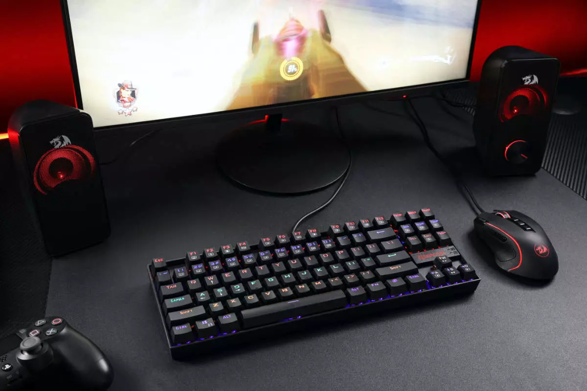 Gaming-tangentbord-mus-och-skärm