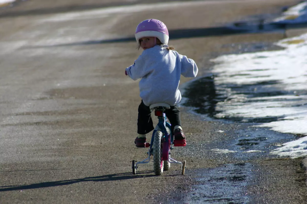 Barn-cyklar-med-hjälp-av-stödhjul