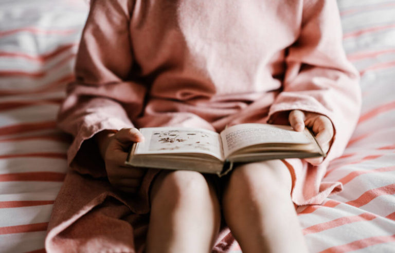 När börjar barn läsa och hur du kan hjälpa dem