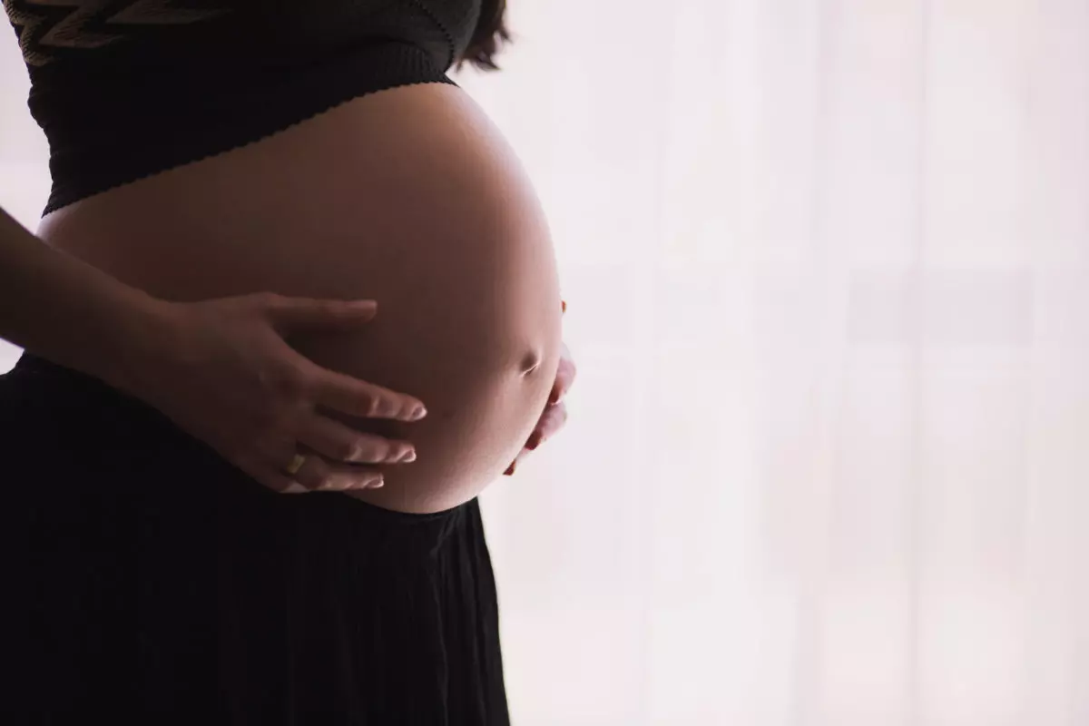 Gravid-kvinna-sitter-ner