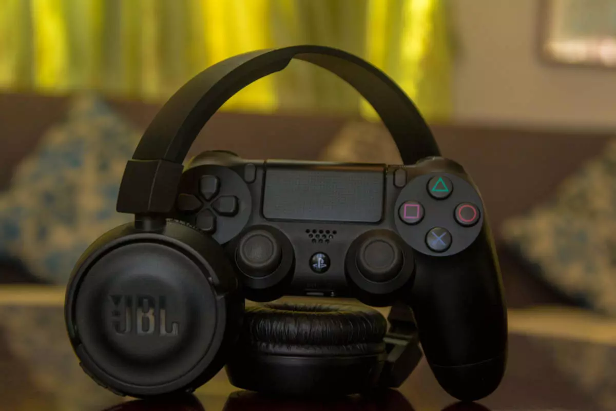 Gaming-headset-bredvid-Playstation-kontroll