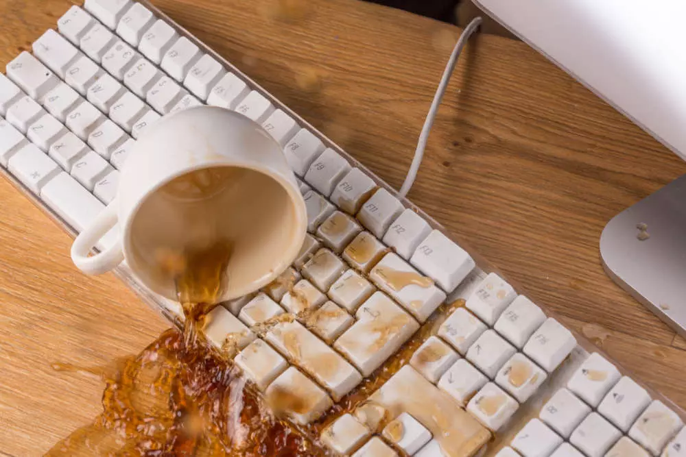 Kaffe-spillt-på-tangentbord