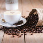 Kaffe-och-kaffebönor-på-bord