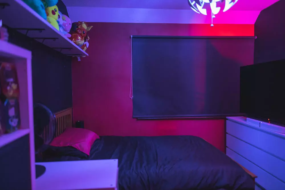 Sovrum-med-svart-och-lila-färger