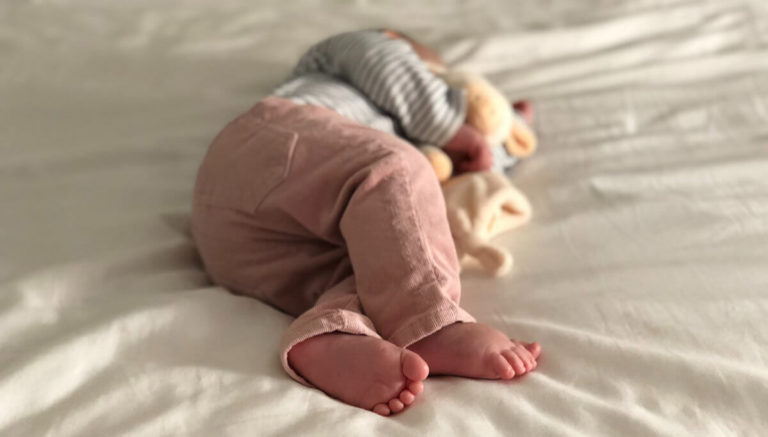 När slutar barn sova på dagen: Vanliga tecken