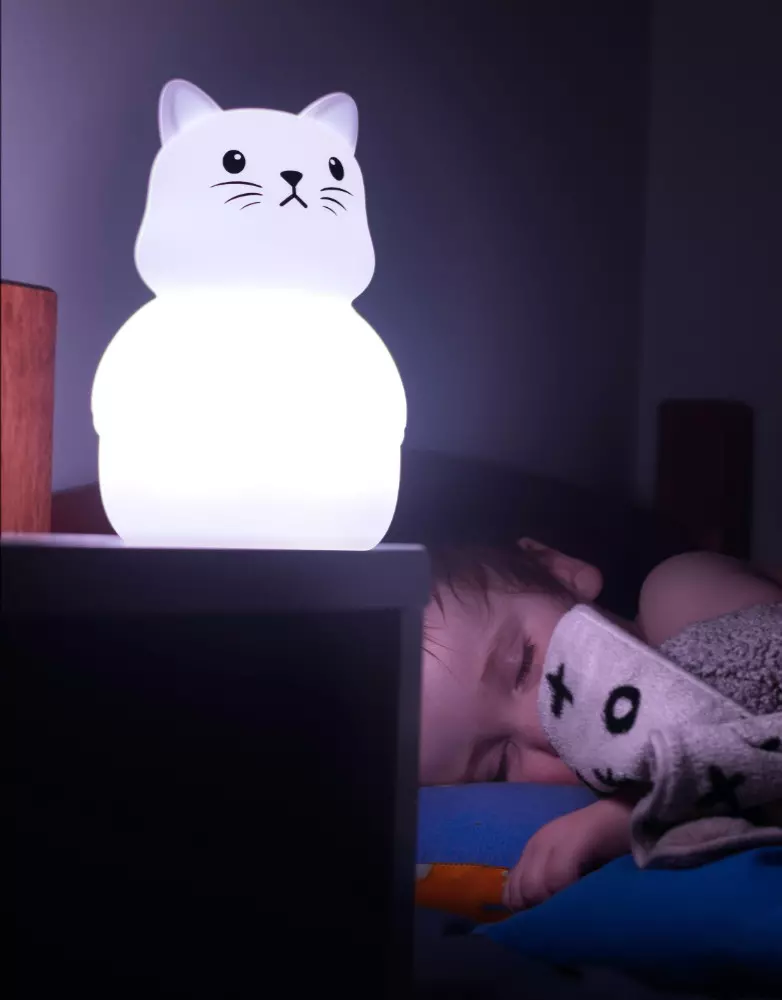 Pojke-sover-bredvid-nattlampa