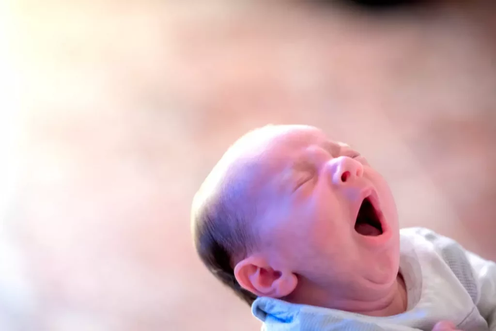 Nyfödd-bebis-stängda-ögon