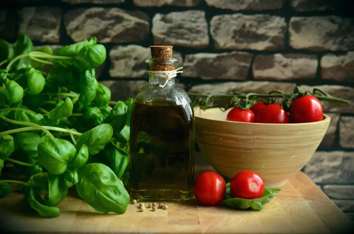 Flaska-med-olja-och-tomater