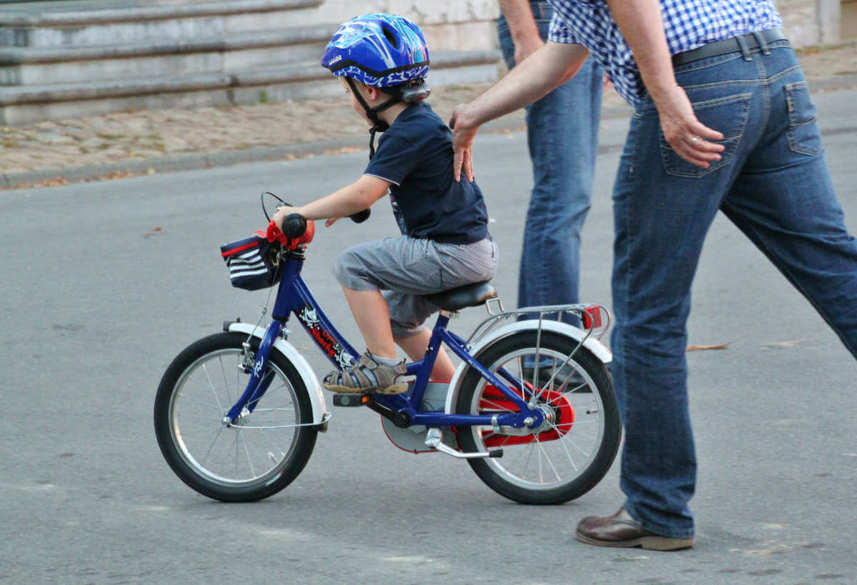 Lära barn att cykla: När, var och hur