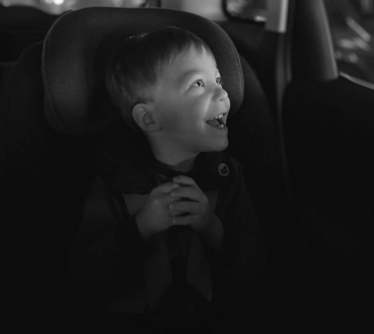 Hur länge ska barn sitta i en bilbarnstol